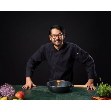Tigaie Wok cu capac, Samurai Gourmet by Rikito Watanabe si Cooking by Heinner, 28x8 cm, aluminiu, negru/natur Tigaie Wok cu capac, Samurai Gourmet by Rikito Watanabe si Cooking by Heinner, 28x8 cm, aluminiu, negru/natur